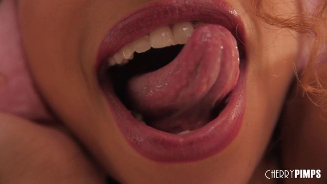 Мулатка доводит себя до яркого оргазма мастурбируя пальцами