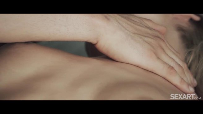 Бодрящий утренний минет и нежный секс в большой кровати