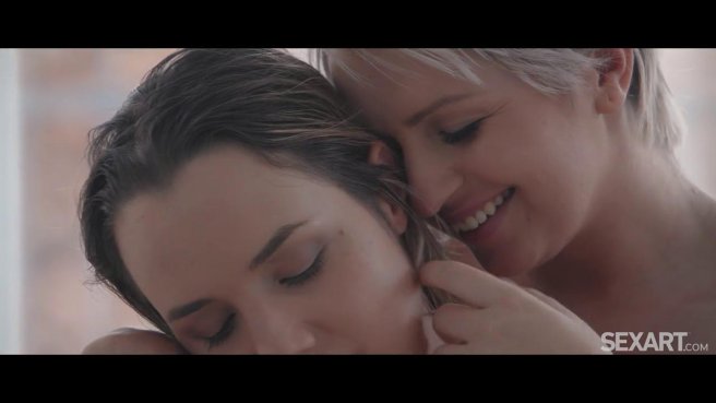 Парочка лесбиянок устроила нежные ласки на белом диване