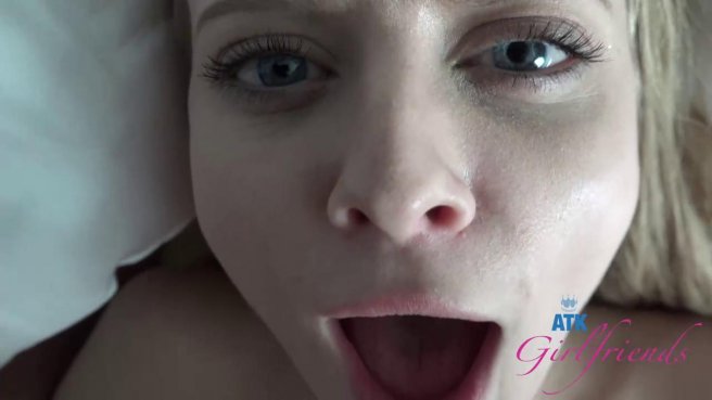 В видео от первого лица девка дрочит член ногами и трахается в письку