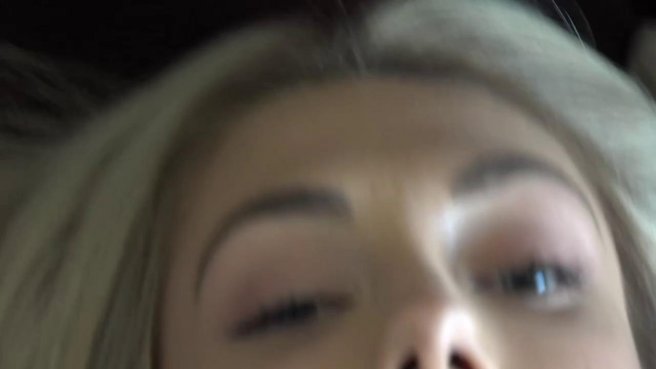 Зрелый мужик нежно ласкает киску молодой и аппетитной телки