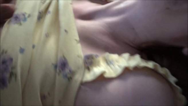 Любопытная телка дает в заросшую киску сводному брату