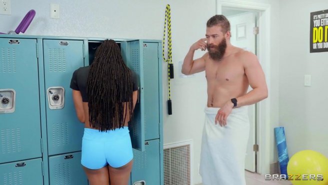 Грубый секс с негритянкой и спермой на сиськах